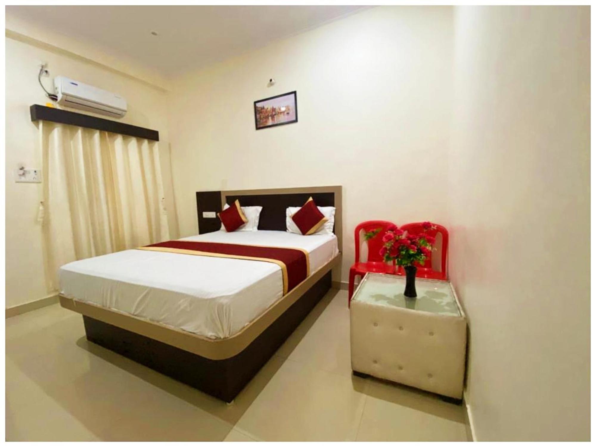 Nath # Palace Near Kashi Vishwanath Temple - Free Public Parking And Wifi Facilities - Air Conditioning Hotel