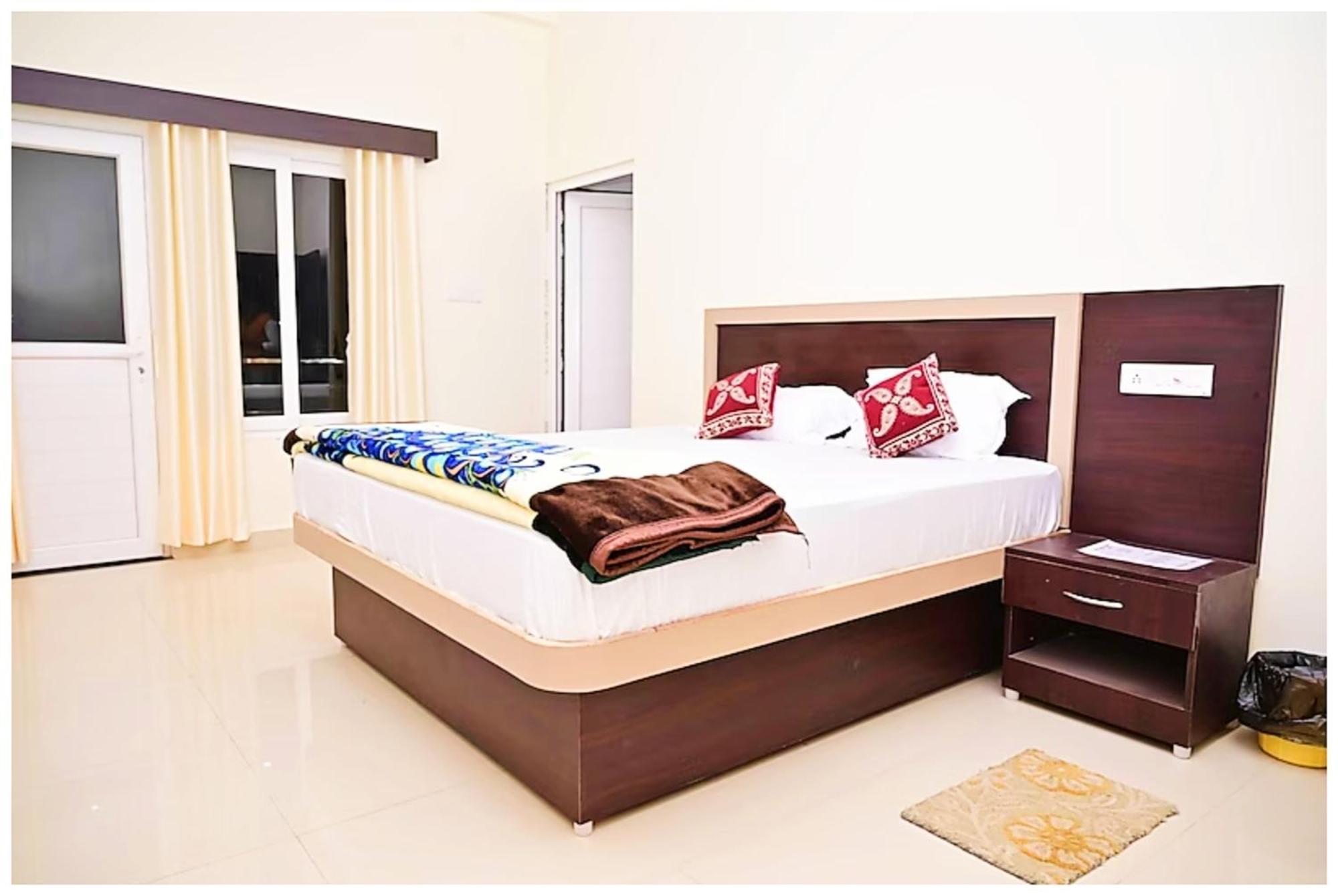 Nath # Palace Near Kashi Vishwanath Temple - Free Public Parking And Wifi Facilities - Air Conditioning Hotel