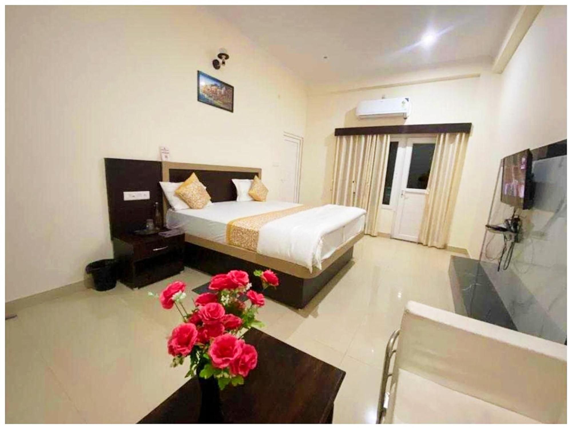 Nath # Palace Near Kashi Vishwanath Temple - Free Public Parking And Wifi Facilities - Air Conditioning