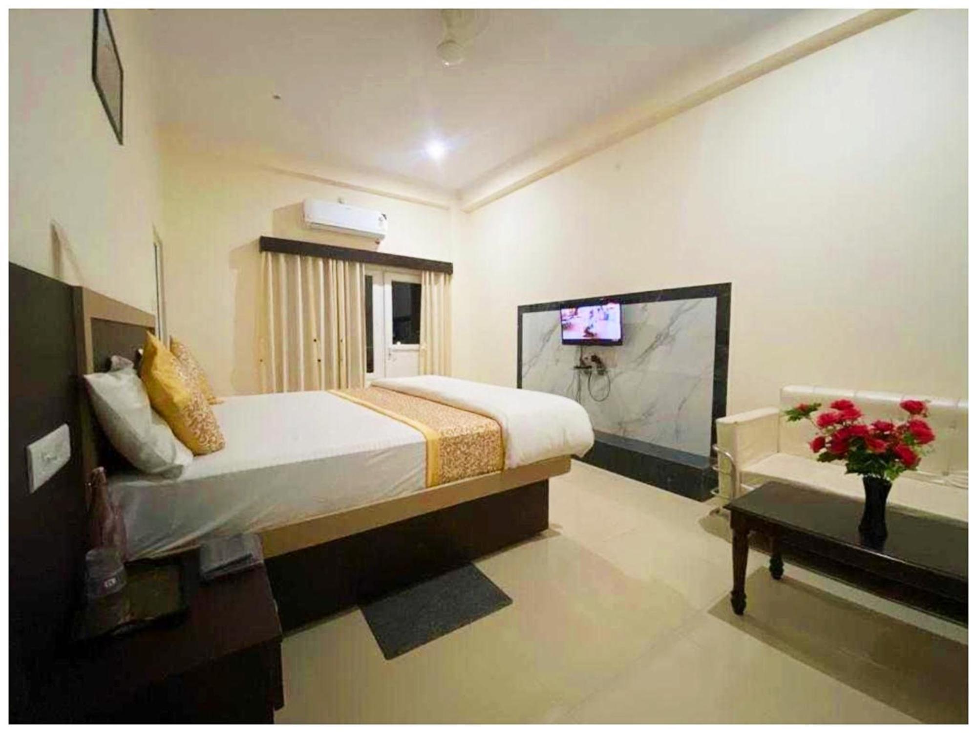 Hotel Nath # Palace Near Kashi Vishwanath Temple - Free Public Parking And Wifi Facilities - Air Conditioning