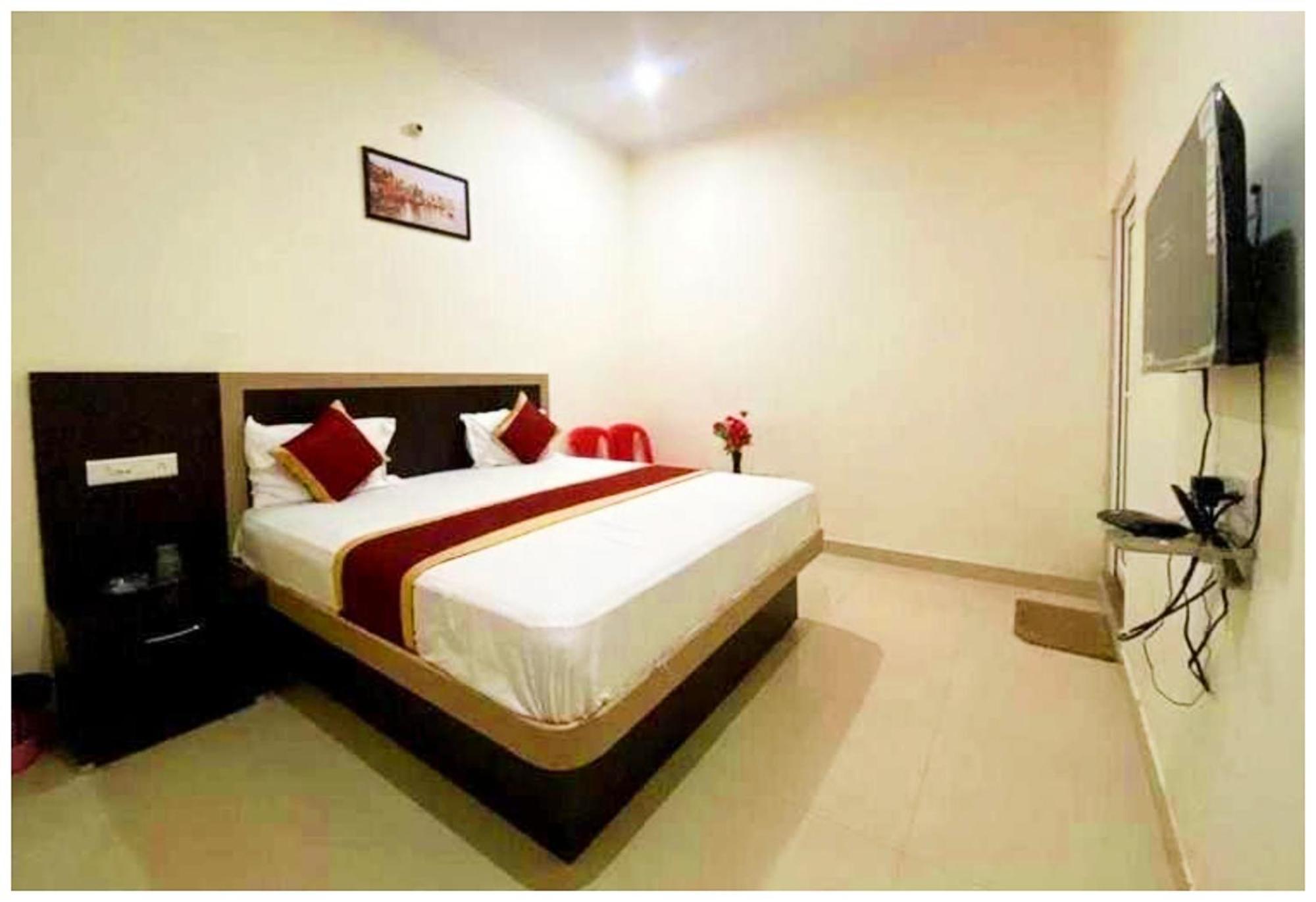 Hotel Nath # Palace Near Kashi Vishwanath Temple - Free Public Parking And Wifi Facilities - Air Conditioning Varanasi